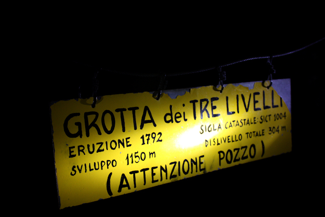 A sign at the pitch head in Grotta dei Trei Livelli