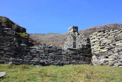 Derelict quarrymen's buildings at the foot of Carnedd Moel Siabod